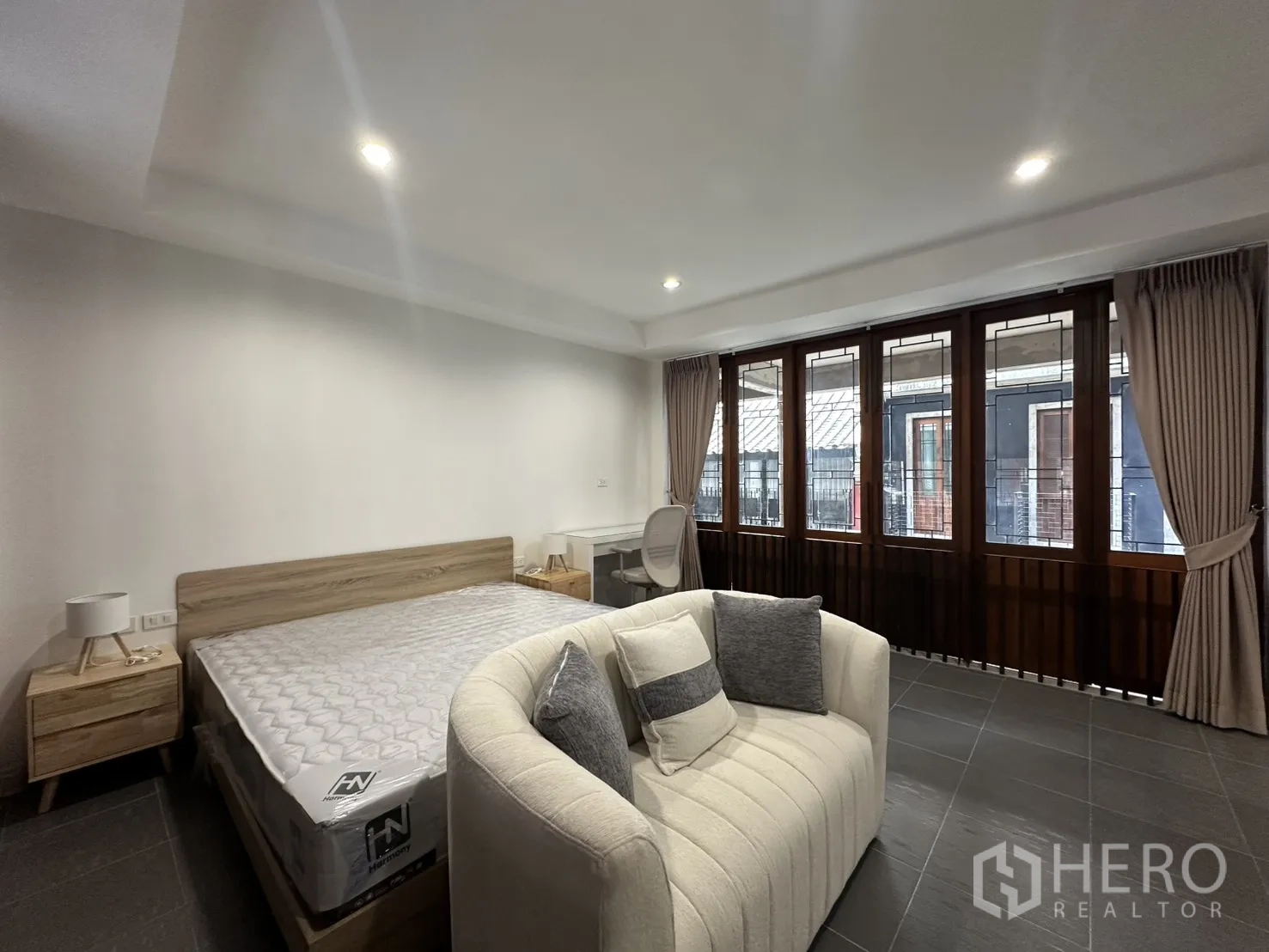 公寓 for rent in Pathum Wan, Bangkok - 宽敞卧室，带床、沙发、学习桌与宽窗。