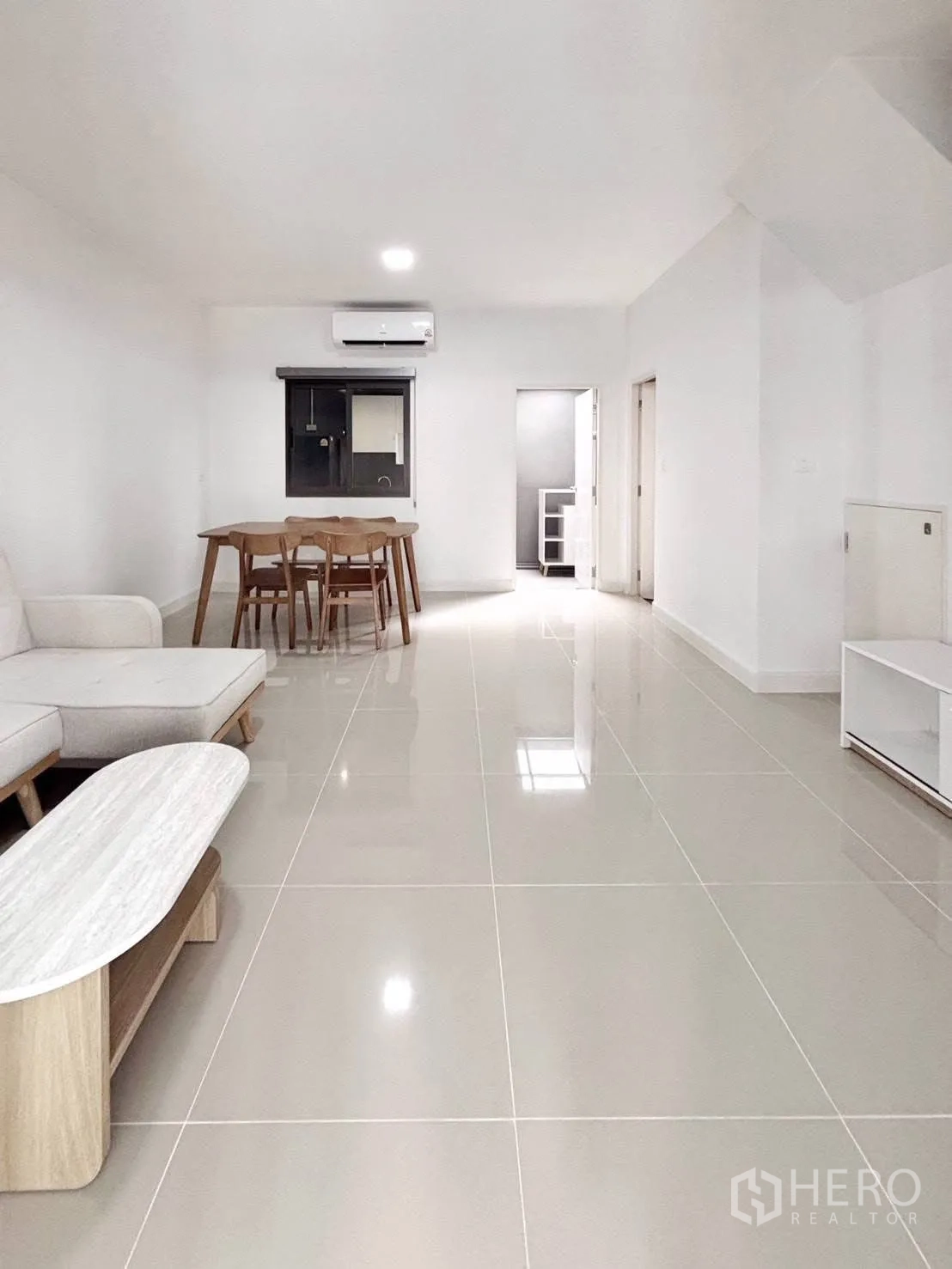 ทาวน์เฮาส์ for rent in Bang Phli, Samut Prakan - พื้นที่นั่งเล่นยาว โซฟา โต๊ะอาหาร แอร์ และทางเข้าครัว