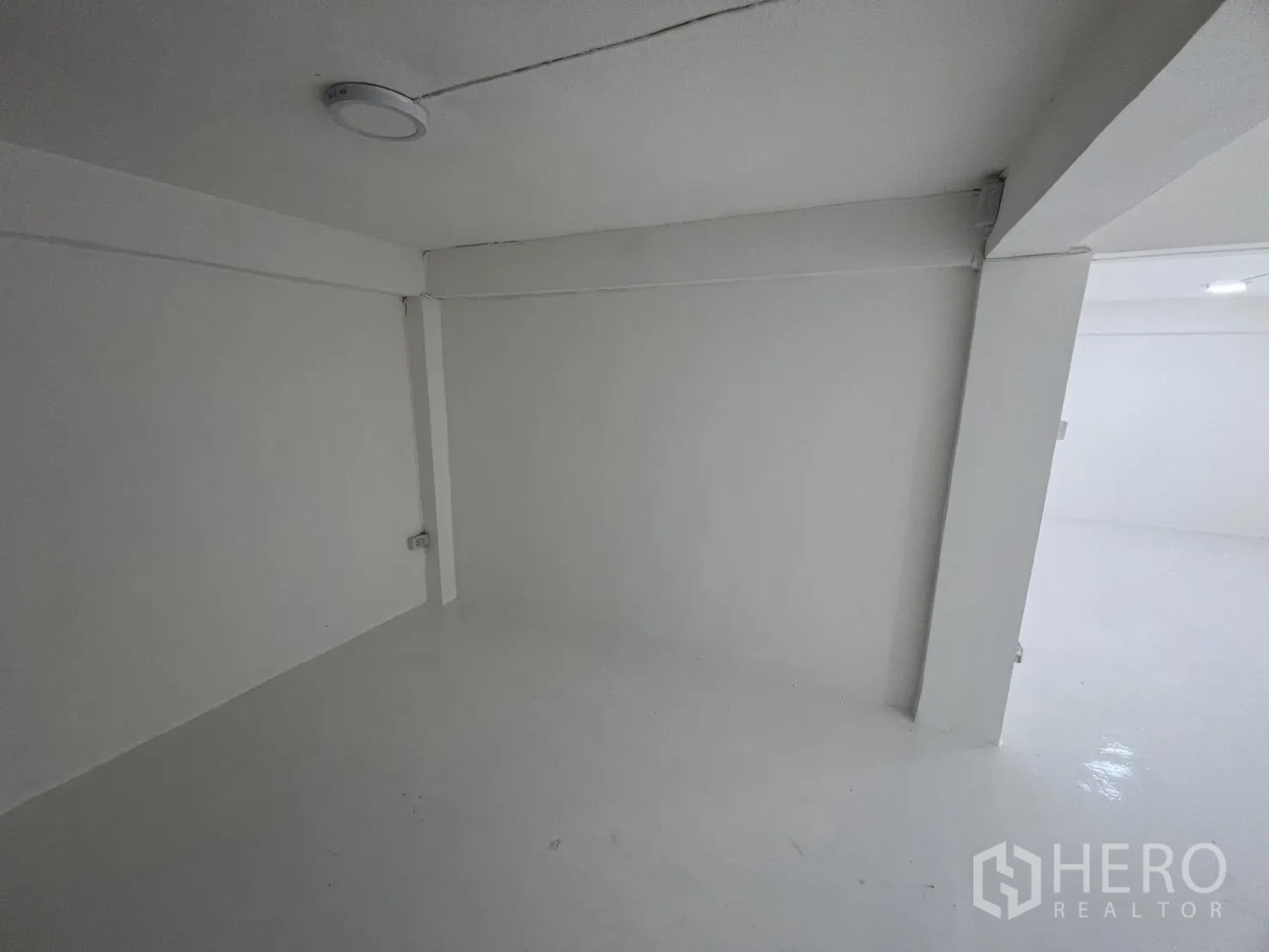 Retail Space for rent in Khlong Toei, Bangkok - Private back room or storage area with clean white finishes and a ceiling light.