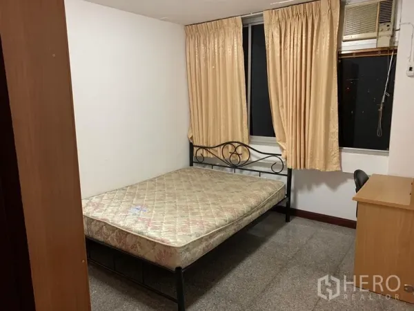 公寓 出租在Sathon, Bangkok - 温馨卧室，金属床架、书桌、带窗帘的窗户与壁挂空调。