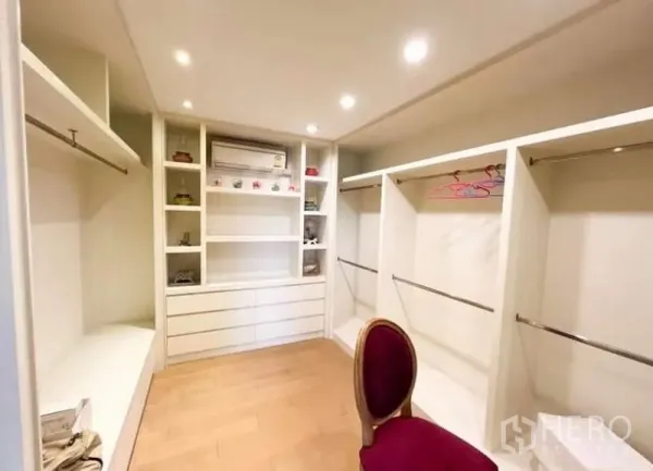 บ้าน ให้เช่าในBang Phli, Samut Prakan - ห้องแต่งตัวแบบวอล์กอิน ตู้บิวท์อินสีขาว ราวแขวน พื้นไม้ และไฟดาวน์ไลท์
