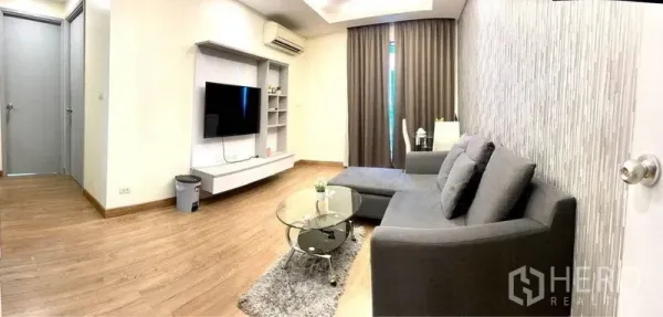 คอนโด ให้เช่าในHuai Khwang, Bangkok - โถงนั่งเล่นเปิดโล่ง ตู้ทีวี โซฟาเซ็คชันนอล และผ้าม่านสูงจรดเพดาน