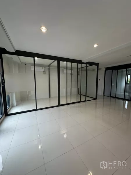 สำนักงานที่บ้าน ให้เช่า - ชั้นสำนักงานโล่งปูกระเบื้อง กั้นกระจกกรอบดำ พร้อมแอร์