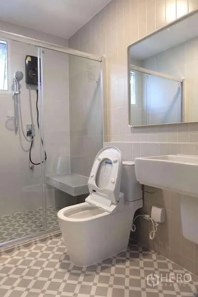 บ้าน ให้เช่าในBang Phli, Samut Prakan - ห้องน้ำสมัยใหม่ มีฉากกั้นอาบน้ำ กระจก และโถสุขภัณฑ์