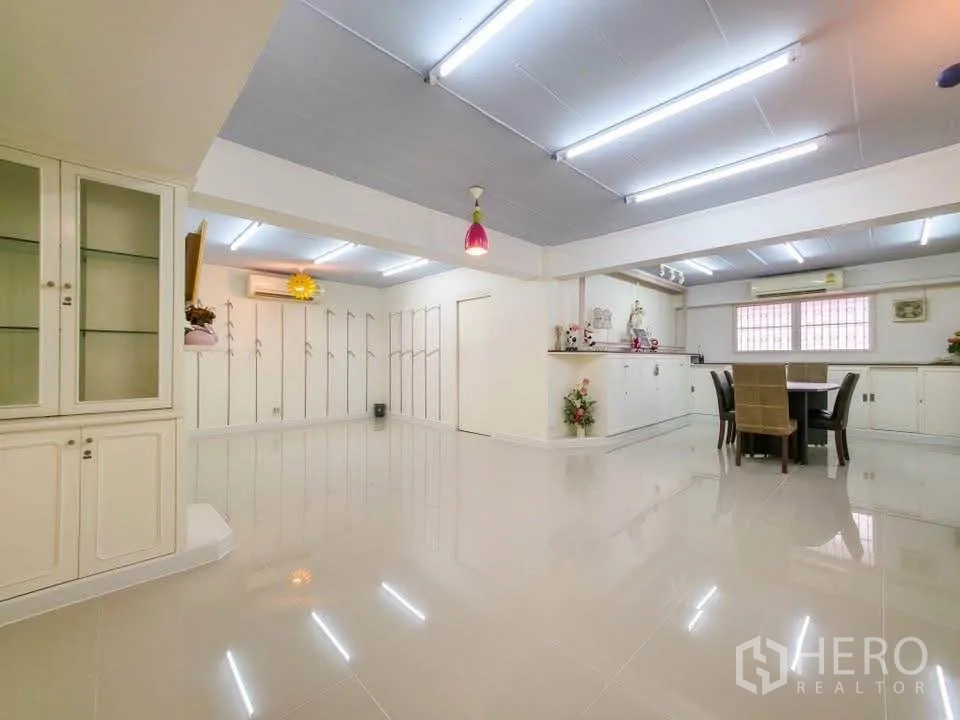 办公空间 出租在Khlong Toei, Bangkok - 宽阔展示空间，内置玻璃展示柜与吊灯。