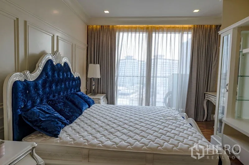 คอนโด ให้เช่าในWatthana, Bangkok - ห้องนอนหลัก เตียงหัวบุสีน้ำเงิน ขนาดคิงส์ พร้อมประตูกระจกสูงเปิดสู่ระเบียง