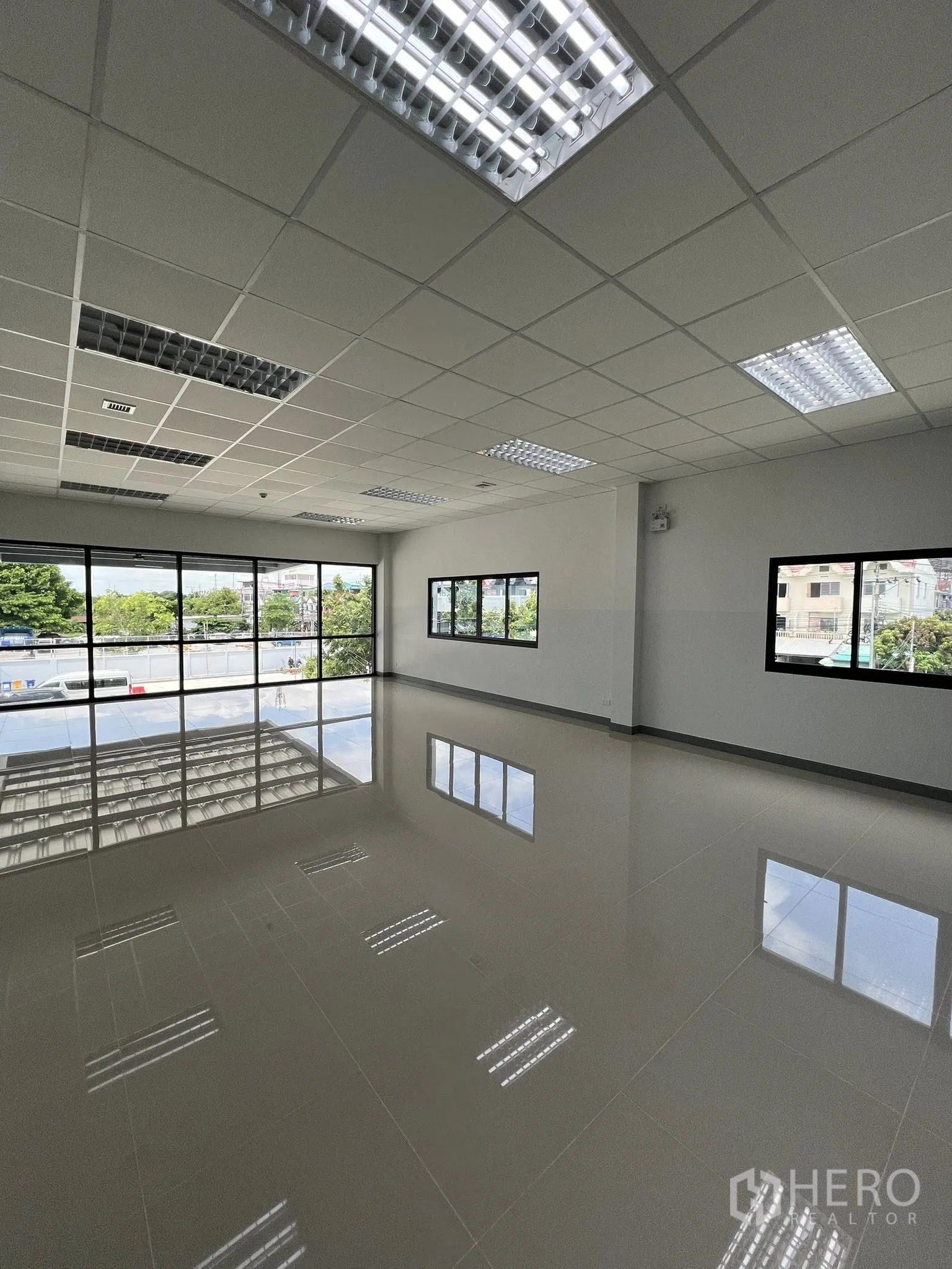 โกดัง for rent in Phra Pradaeng, Samut Prakan - ห้องมุมสำนักงานสว่างด้วยหน้าต่างหลายบานและไฟฝ้าแขวน