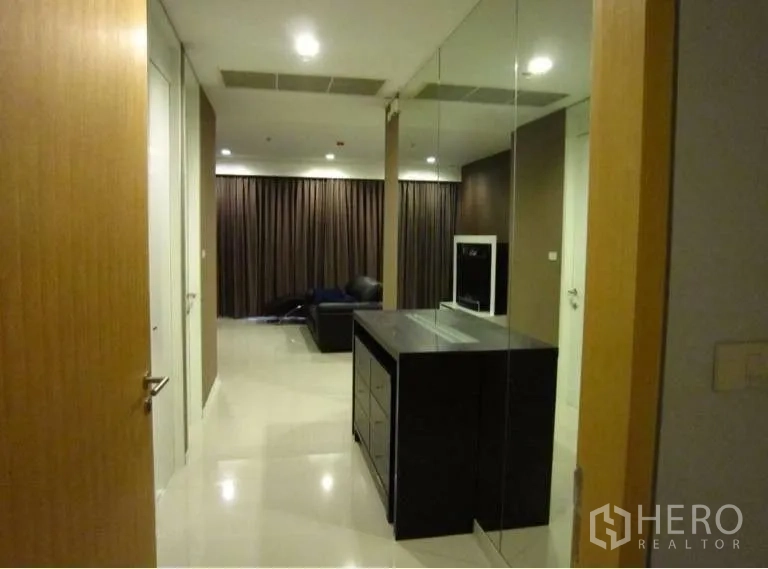 คอนโด ให้เช่าในSathon, Bangkok - โถงทางเดินผนังกระจกและตู้เก็บของ มองไปยังห้องนั่งเล่นผ้าม่านทึบ