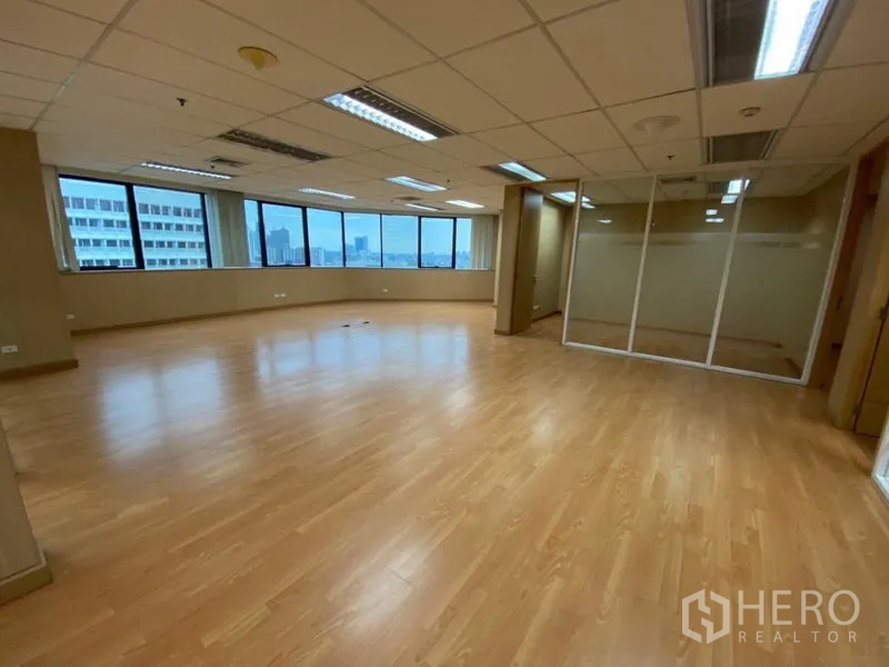 สำนักงาน ให้เช่าในWatthana, Bangkok - พื้นที่ทำงานกว้าง หน้าต่างโค้งยาว ห้องประชุมกระจก มองเห็นวิวเมือง