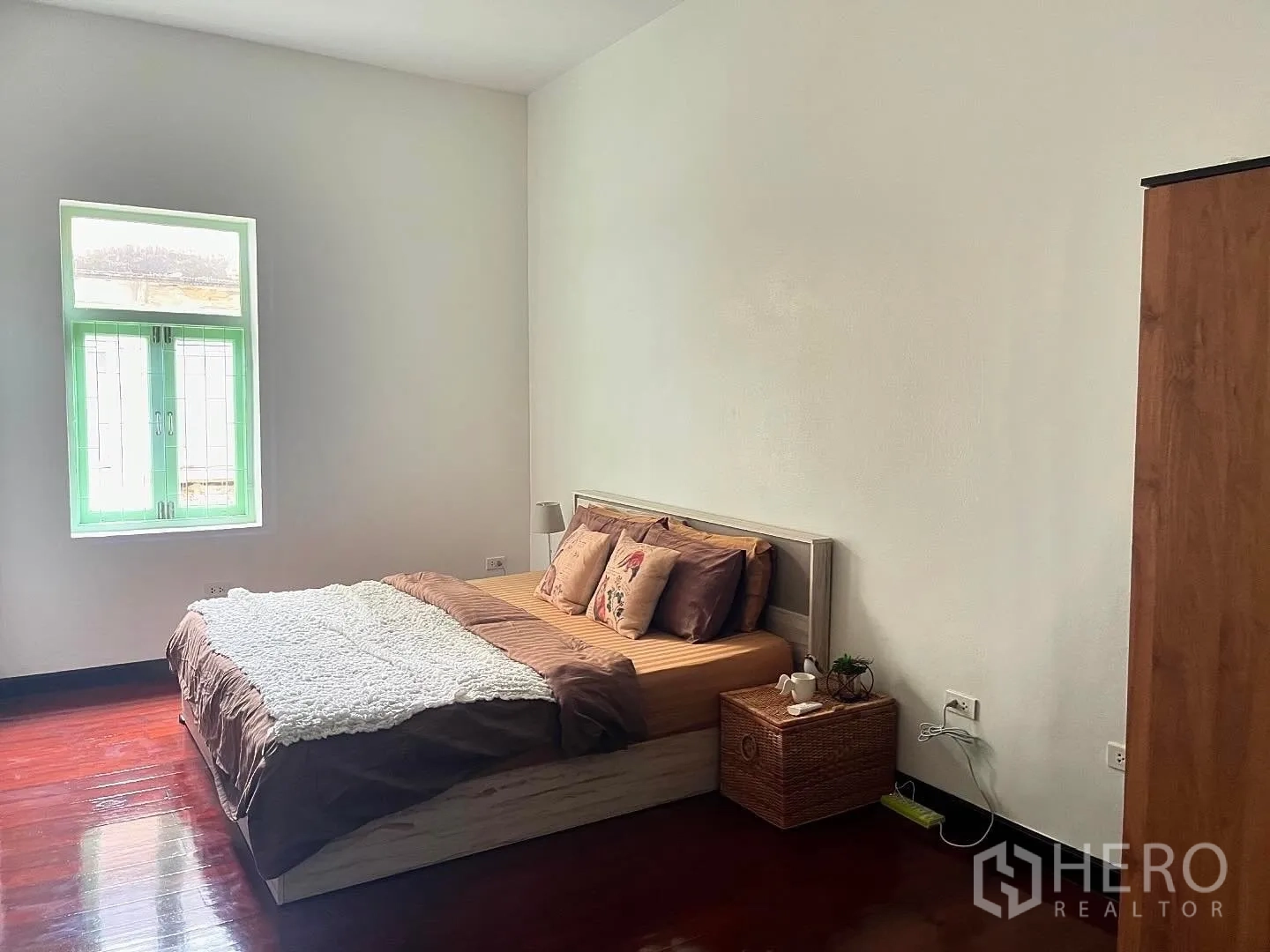 店屋 for rent in Bang Rak, Bangkok - 明亮卧室，配双人床、薄荷绿色窗户和亮面木地板。