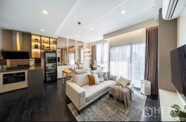 公寓 出售在Watthana, Bangkok - 开放式厨房与客餐厅，通高窗户与暖色氛围灯光