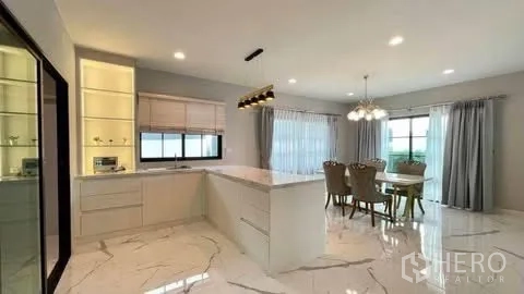 独栋房屋 for rent or sale in Bang Phli, Samut Prakan - 现代厨房，大型中岛、大理石纹地面与餐桌