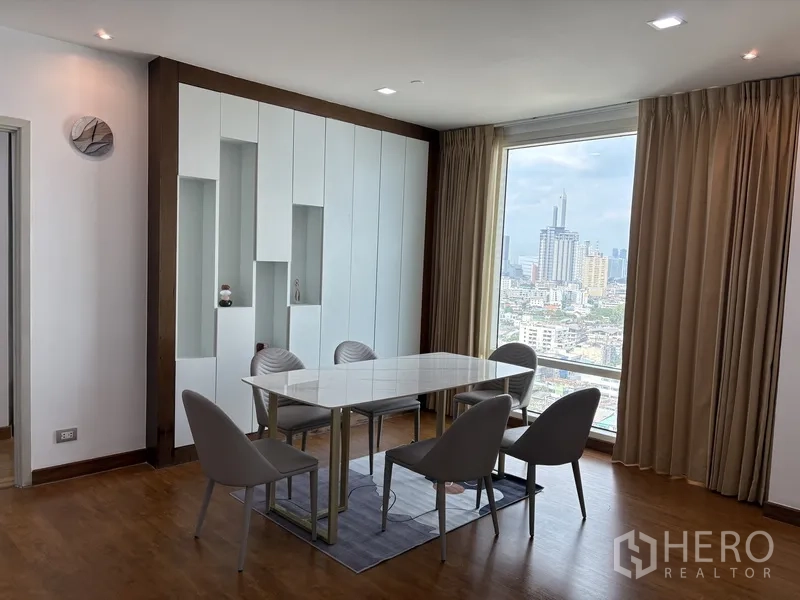公寓 for rent in Khlong San, Bangkok - 餐区设大理石餐桌与四把椅子，落地窗采光充足。