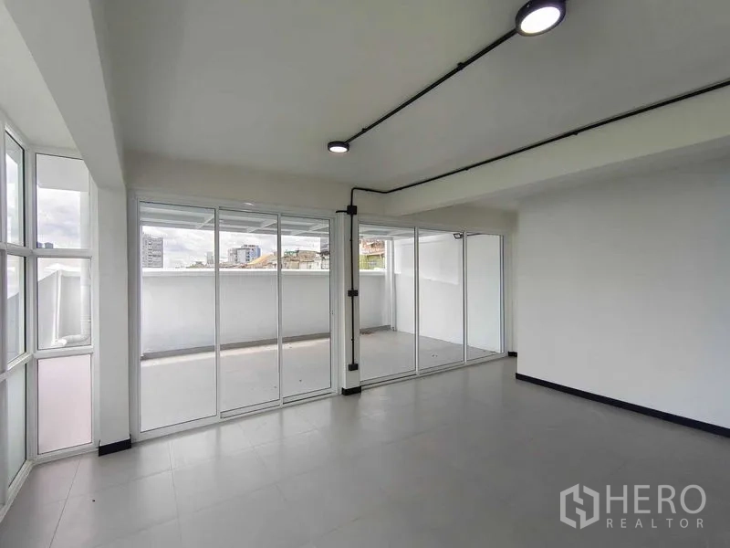 联排别墅 出售在Bang Phlat, Bangkok - 另一处明亮空间，整面推拉玻璃连接宽阔露台。