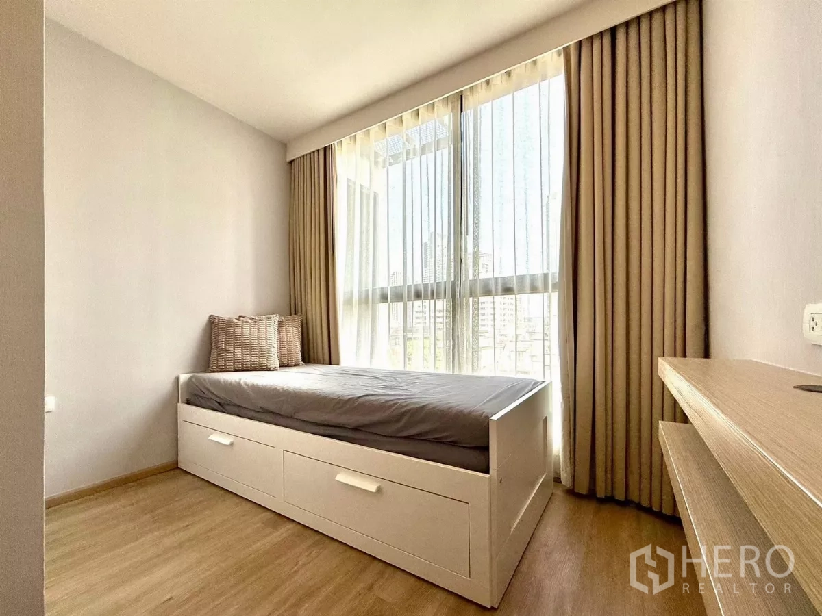 公寓 出租或出售在Watthana, Bangkok - 第三卧或书房，抽屉式日间床，城市景观。