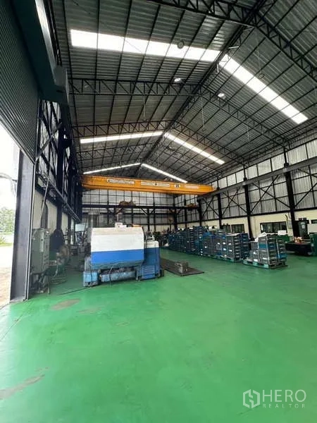โรงงาน ขายในSi Racha, Chon Buri - อาคารโรงงานที่มีประตูม้วนขนาดใหญ่ เครนโอเวอร์เฮด และเครื่องจักร