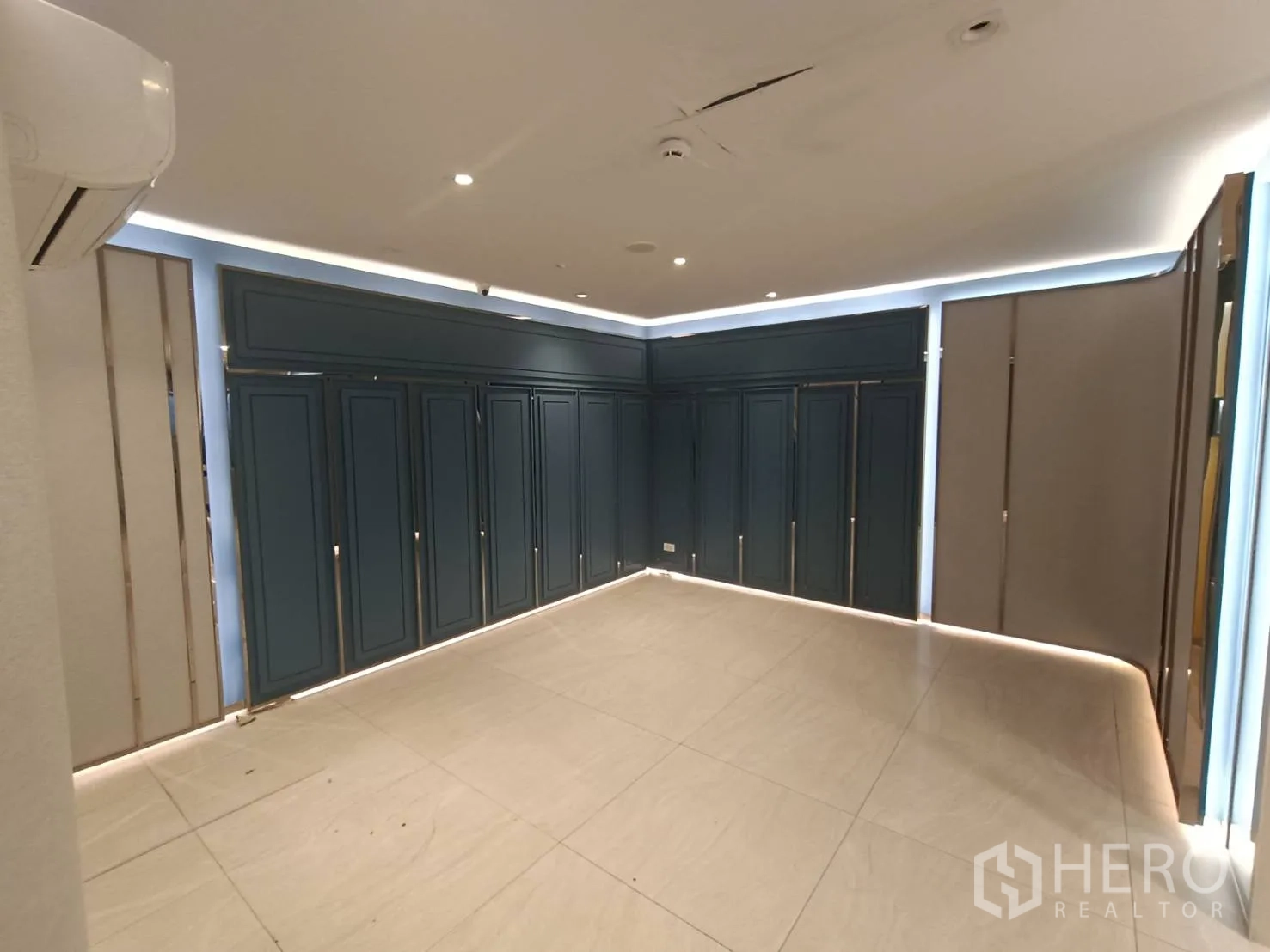 带办公室的家 出租或出售在Phra Khanong, Bangkok - 多功能房配成排柜门与灯槽，浅色地砖干净明亮。