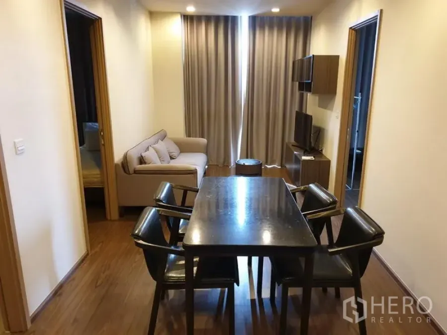 公寓 出租在Watthana, Bangkok - 开放式客餐厅，六人餐桌、沙发与电视柜，落地窗帘的现代公寓。