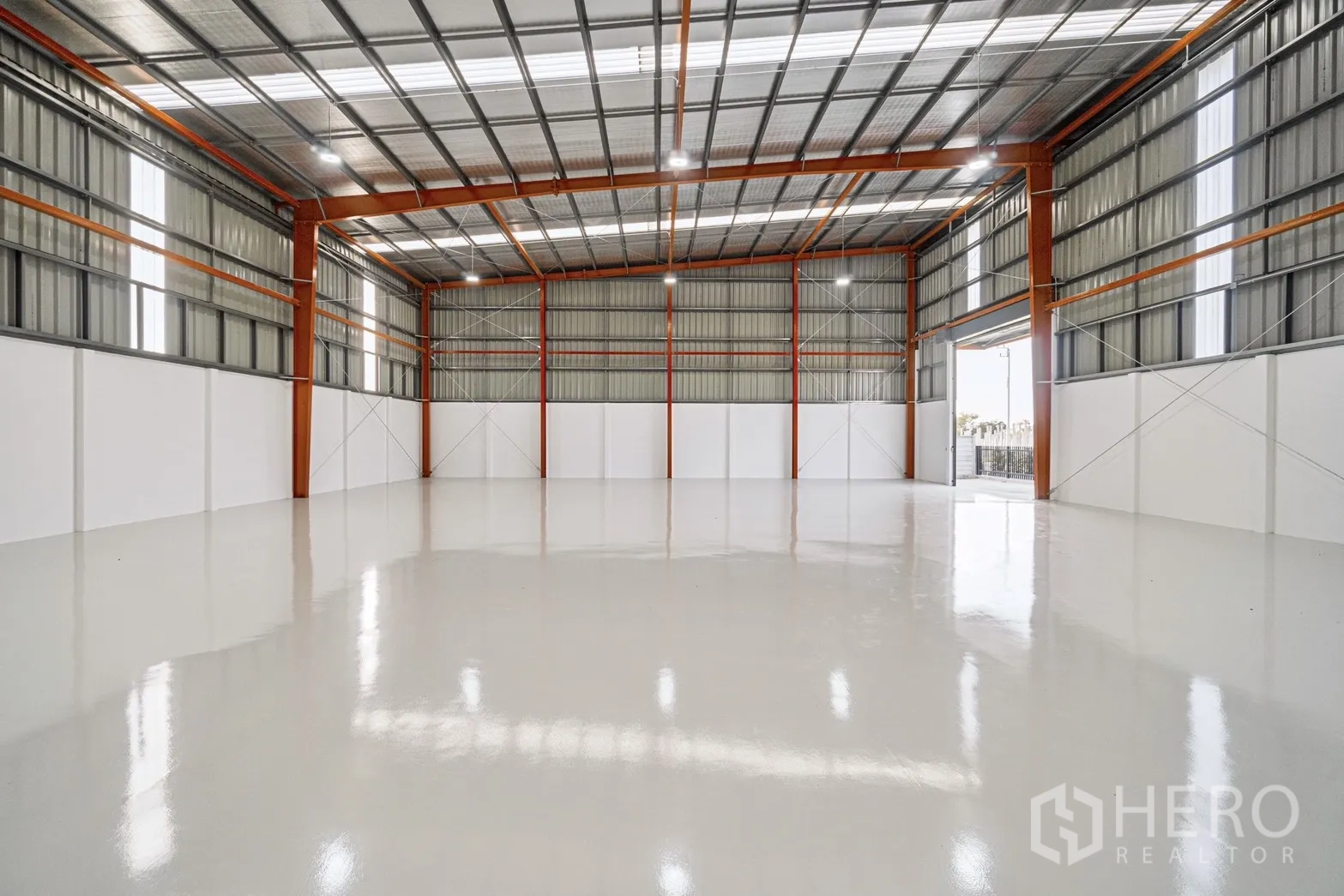工厂 for rent or sale in Lam Luk Ka, Pathum Thani - 开放式生产空间配采光板、明亮照明及大型卷闸门入口。