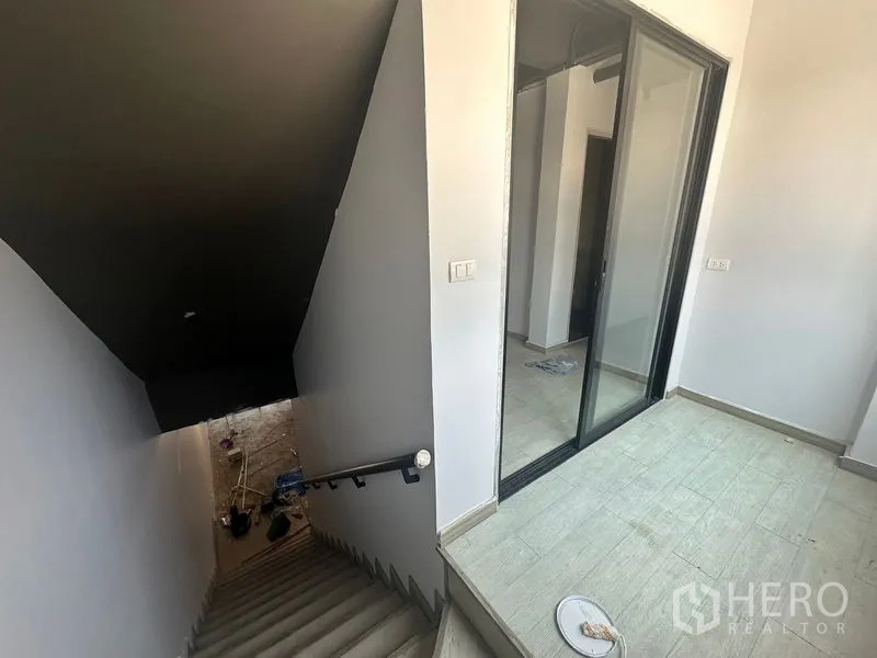 带办公室的家 出租 - 楼梯平台，推拉玻璃门通往上层办公室。