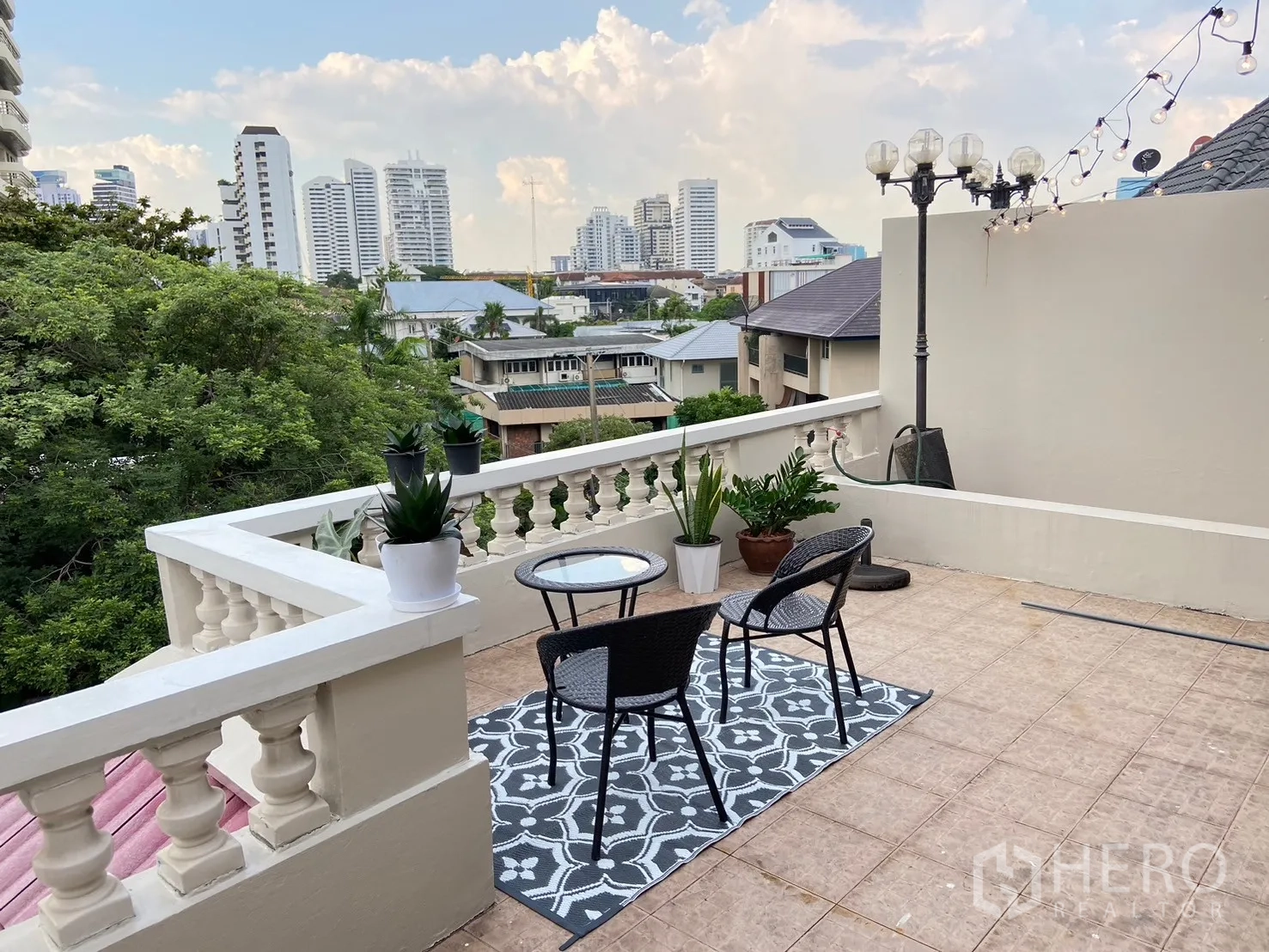 家庭办公室 for rent in Watthana, Bangkok - 屋顶露台设桌椅，观城市天际线并挂有氛围灯
