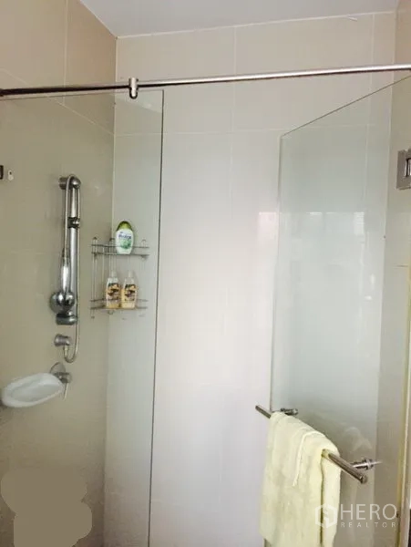คอนโด ให้เช่าในWatthana, Bangkok - ห้องน้ำสมัยใหม่พร้อมฉากกั้นอาบน้ำกระจก อุปกรณ์ติดผนัง และกระเบื้องโทนอ่อน