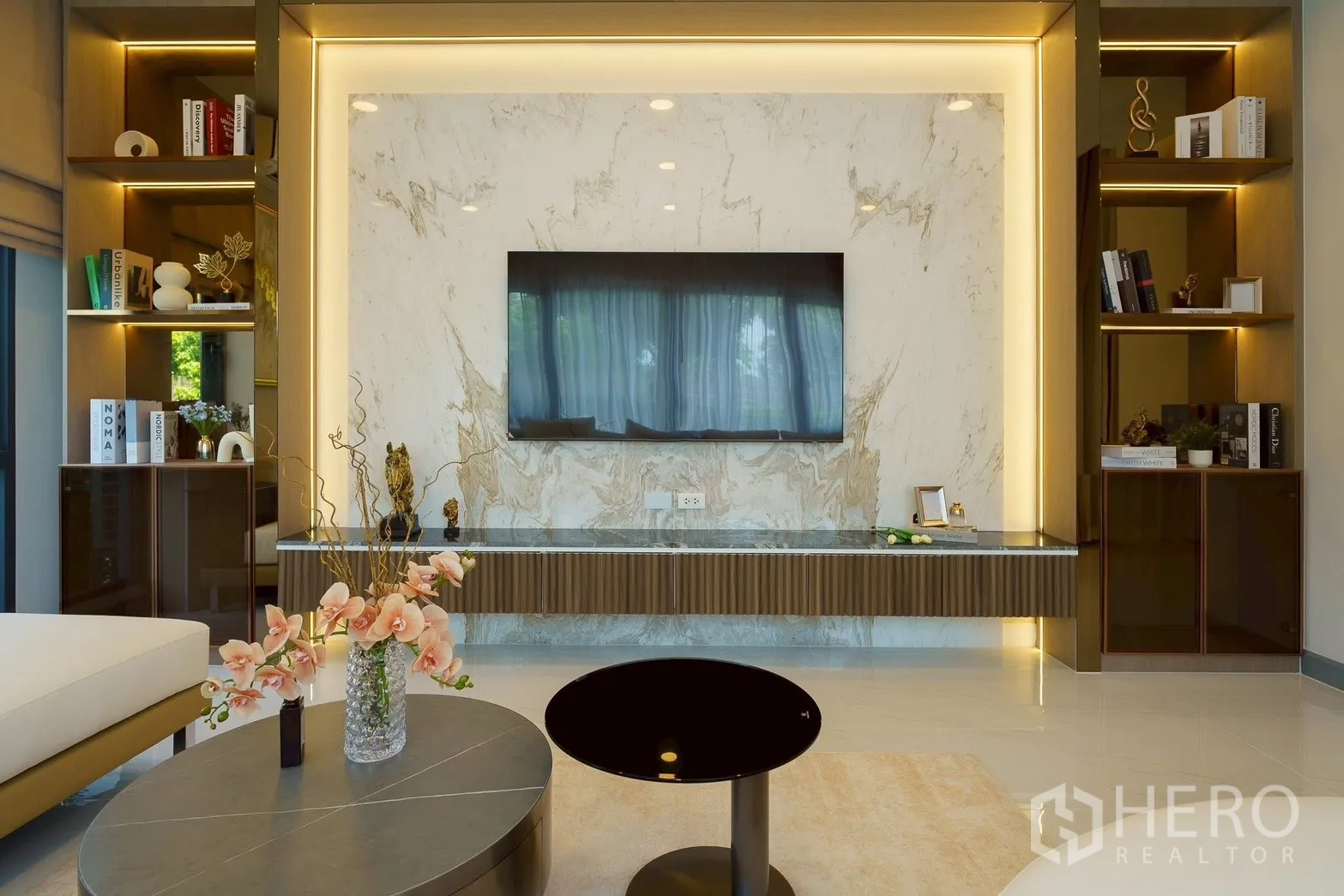 独立式住宅 for sale in Bang Phli, Samut Prakan - 客厅，大理石电视墙与嵌入式书架