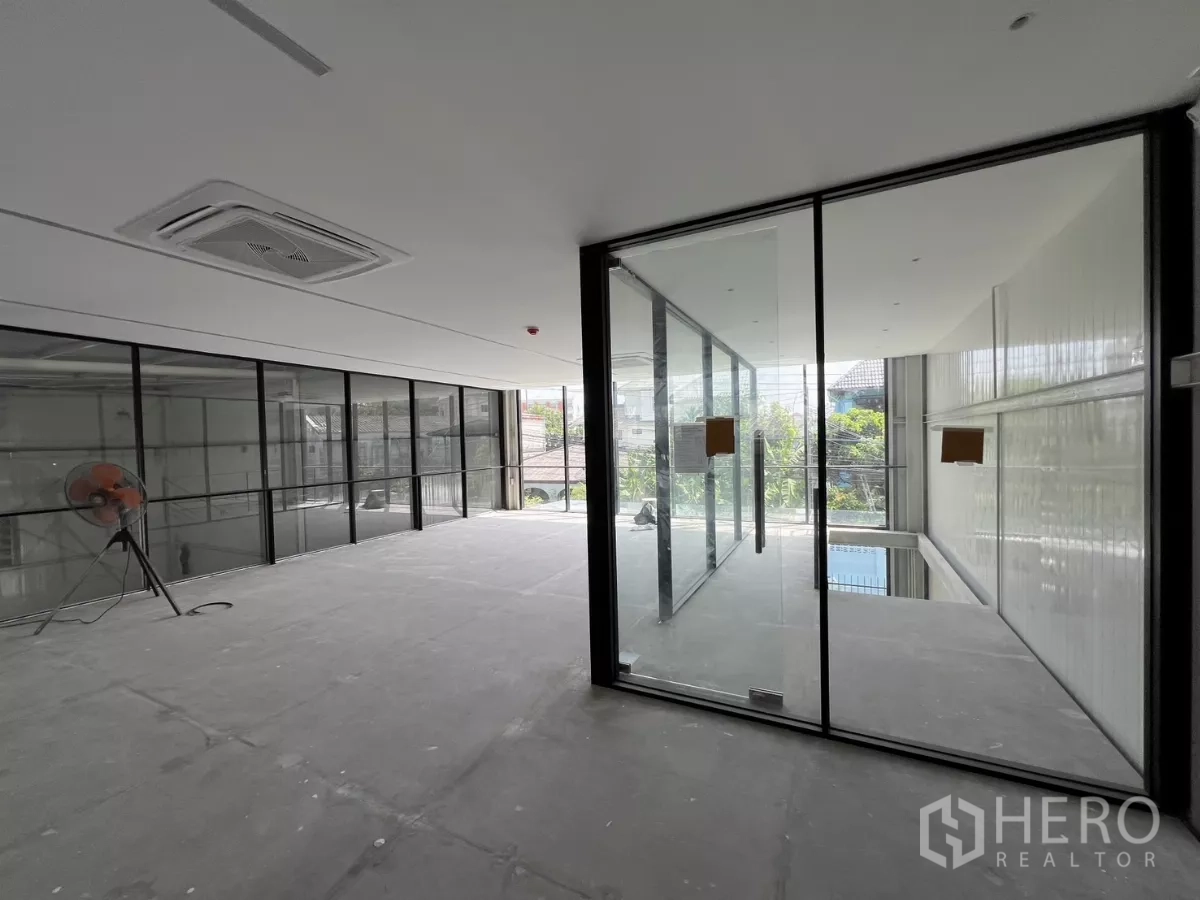 Warehouse for rent in Bang Na, Bangkok - Top landing with glass walls leading to stairs down to the warehouse.
