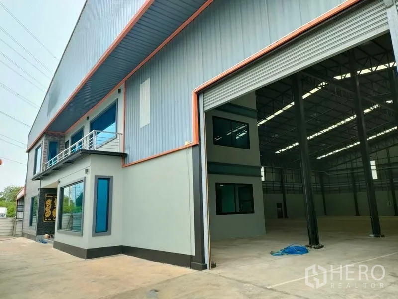 โรงงาน ให้เช่าในBan Phaeo, Samut Sakhon - ภายนอกโรงงานพร้อมประตูม้วนสูง เปิดสู่โกดังภายใน