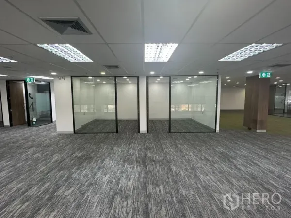 办公空间 出租在Khlong Toei, Bangkok - 开放式办公区，地毯铺装，三间玻璃隔断房。