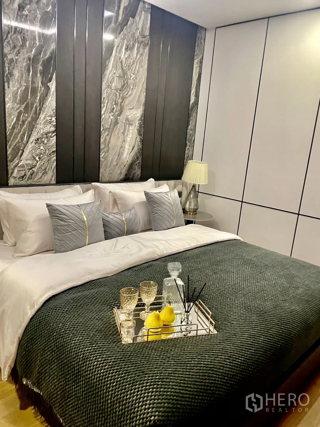 公寓 出租在Watthana, Bangkok - 卧室配墨绿盖毯与大理石拼接床头板。