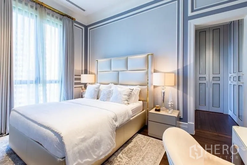 คอนโด ขายในPathum Wan, Bangkok - ห้องนอนที่สอง หัวเตียงบุนุ่ม ผนังสีเทาอ่อน ผ้าม่านสูงจรดเพดาน
