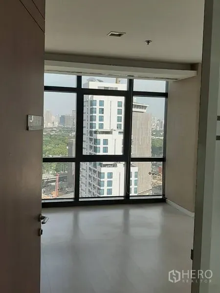 Office Space for rent in Bang Rak, Bangkok - Private corner room with large glass windows and wide city views.