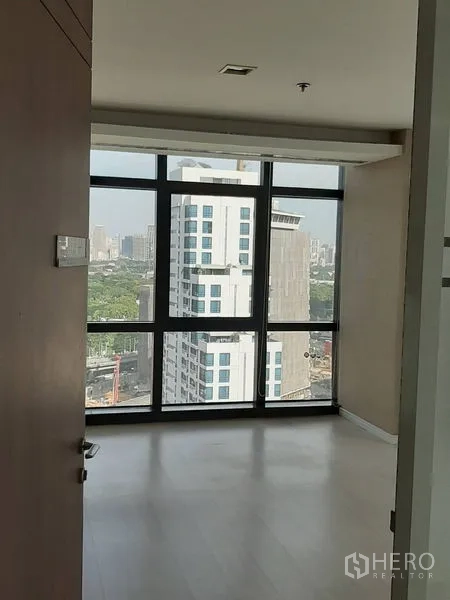 Office Space for rent in Bang Rak, Bangkok - Private corner room with large glass windows and wide city views.