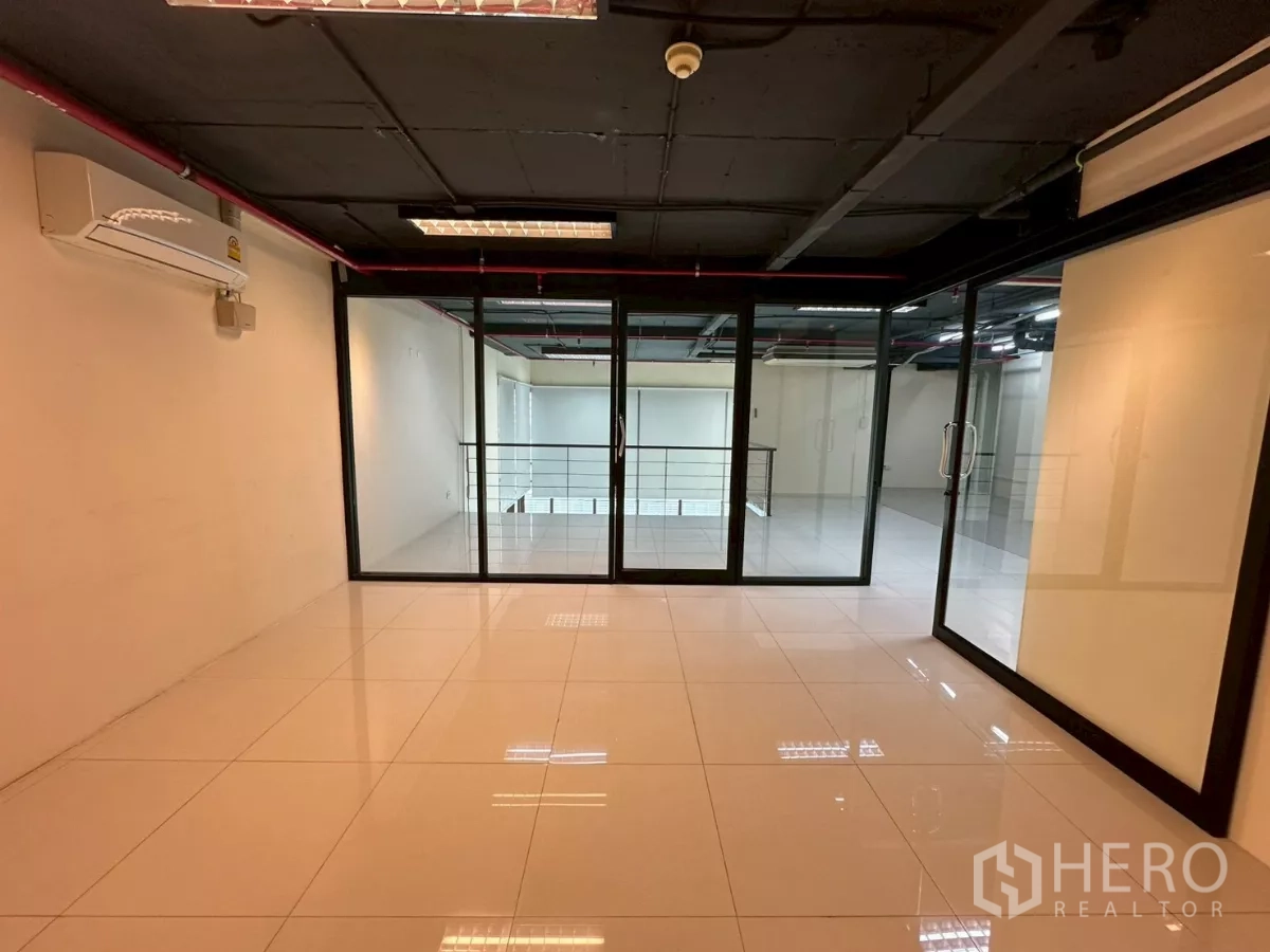 办公空间 出租在Khlong Toei, Bangkok - 私人办公室视角，玻璃隔断与壁挂空调。