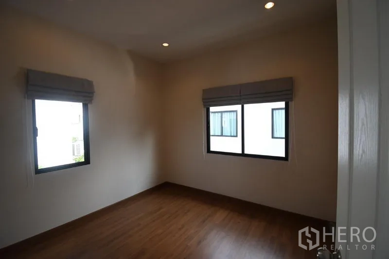 บ้าน ให้เช่าในPrawet, Bangkok - ห้องนอนรอง พื้นไม้ หน้าต่างสองบาน ติดมู่ลี่โรมัน