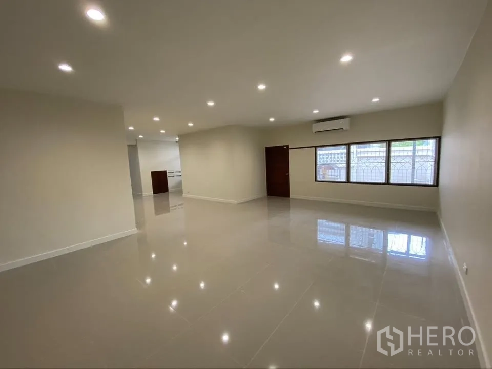 Detached House for rent in Suan Luang, Bangkok - Large air-conditioned room with big windows and tiled floors.