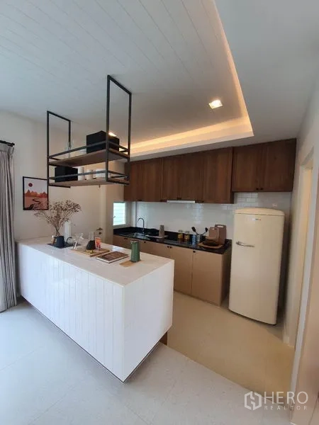 บ้าน ให้เช่าในPrawet, Bangkok - ครัวสมัยใหม่พร้อมไอส์แลนด์สีขาว ตู้ไม้ ชั้นแขวน และตู้เย็นสไตล์เรโทร