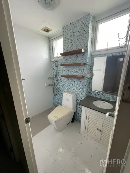 带办公室的家 出租在Wang Thonglang, Bangkok - 蓝色马赛克墙浴室，淋浴区、洗手台与窗户