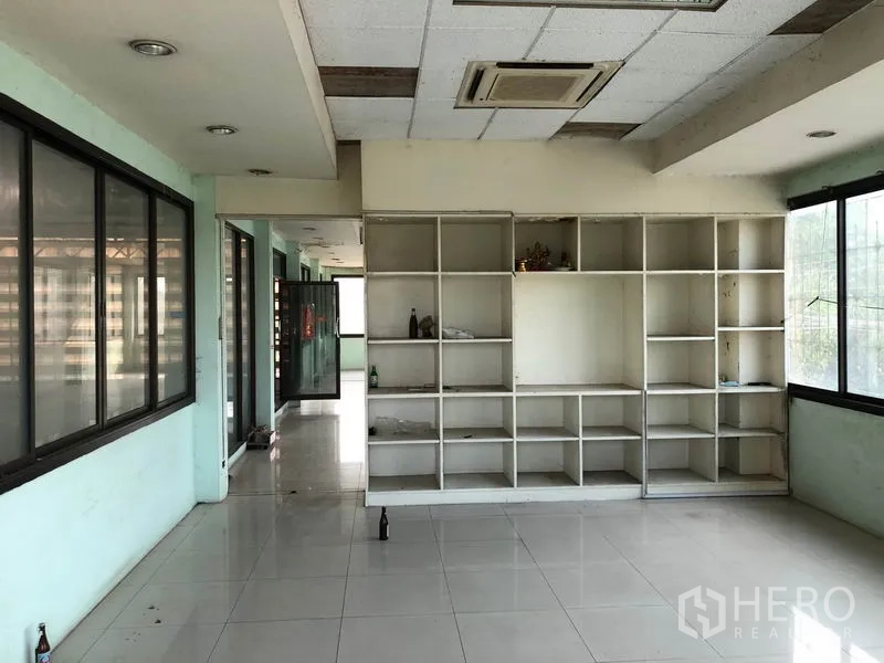 คลังสินค้า ให้เช่าในNonthaburi - โซนออฟฟิศมีชั้นเก็บของบิลท์อิน หน้าต่างบานใหญ่ และฝ้าเพดาน