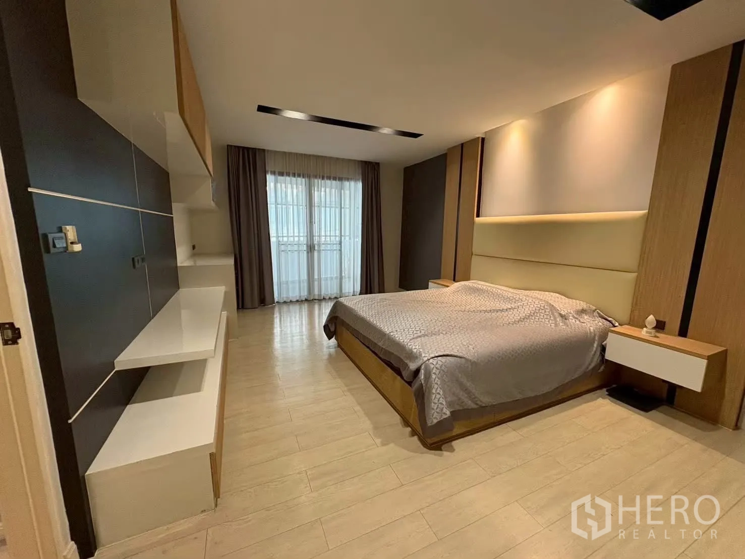 ทาวน์เฮาส์ for rent in Pathum Wan, Bangkok - ห้องนอนกว้างพร้อมชั้นวางบิลท์อิน หัวเตียงบุนวม และหน้าต่างติดผ้าม่าน.