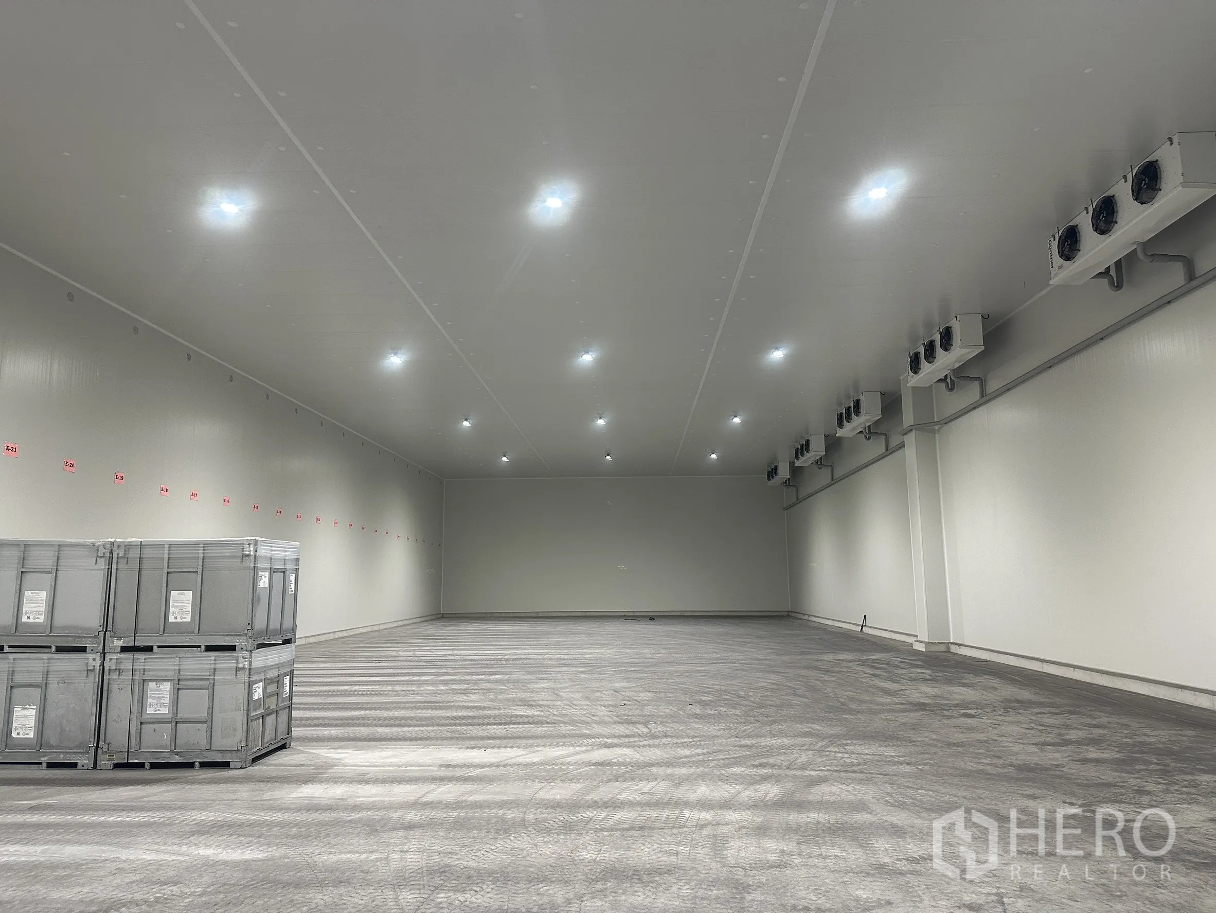 Warehouse for rent in Bang Pa-in, Phra Nakhon Si Ayutthaya - Insulated warehouse hall with multiple evaporator fans along the wall.