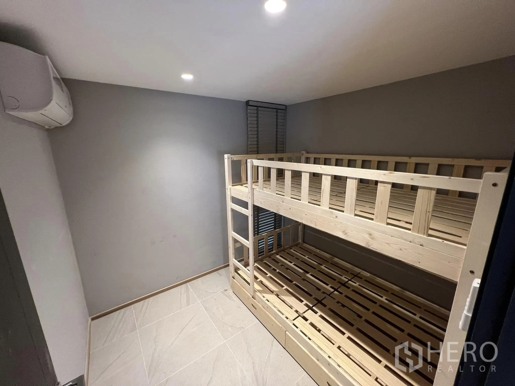 Detached House for rent or sale in Yan Nawa, Bangkok - Maid’s room with wooden bunk bed and air conditioning.