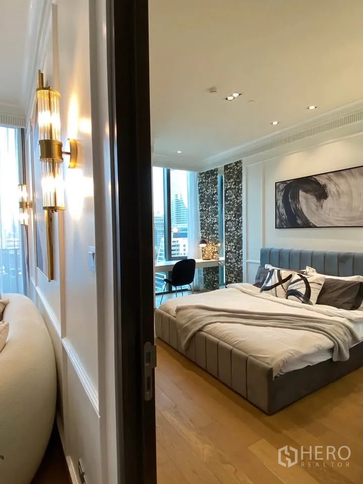 公寓 for rent in Pathum Wan, Bangkok - 从入口望向卧室，木地板、壁灯与大窗一览无遗。