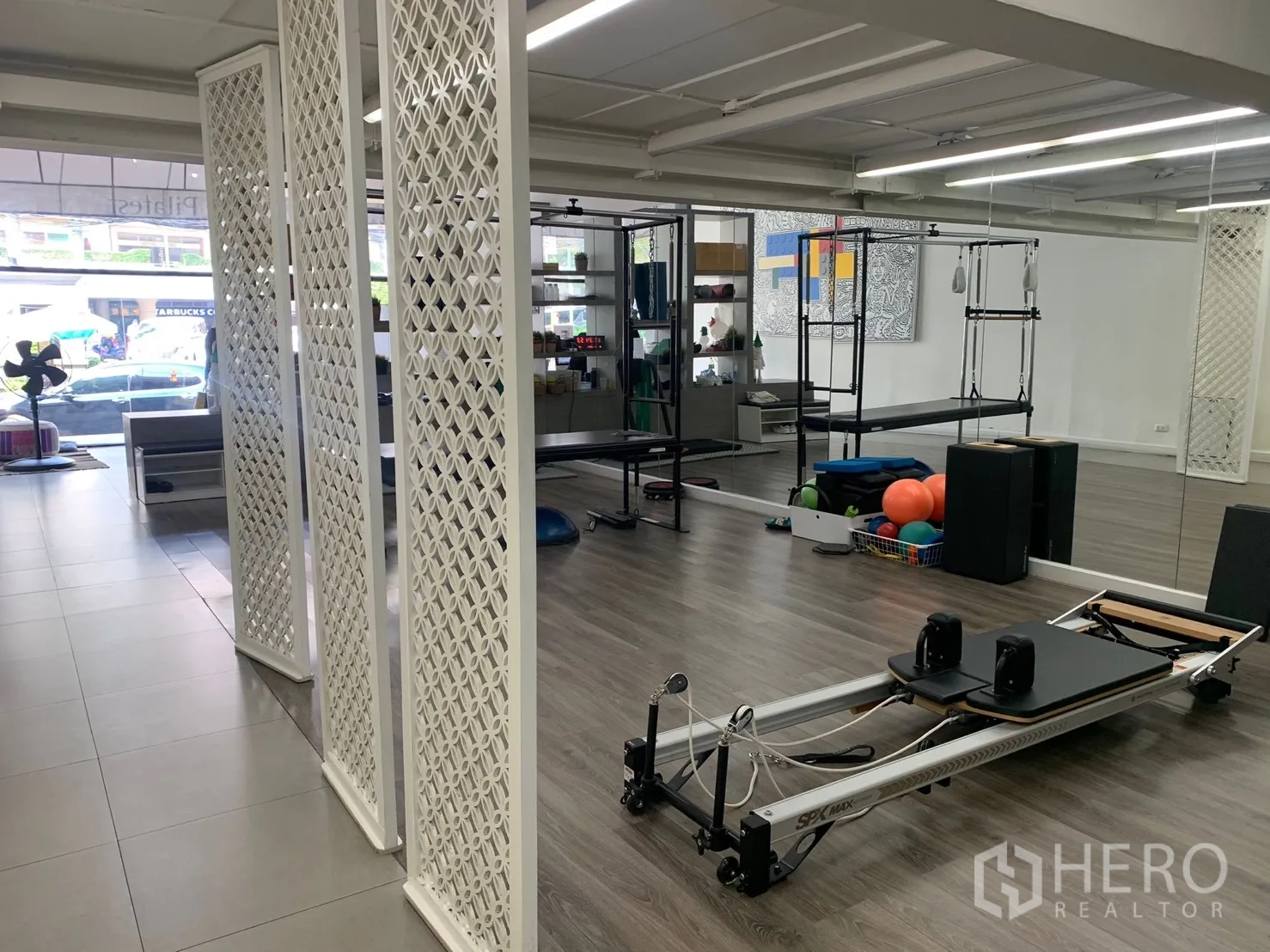店屋 出租在Watthana, Bangkok - 明亮的一层零售/工作室，镂空隔断与临街大窗
