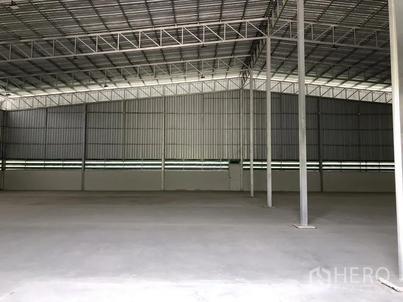 货栈 出租在Lat Lum Kaeo, Pathum Thani - 无梁大跨空间，钢框架与通风窗带