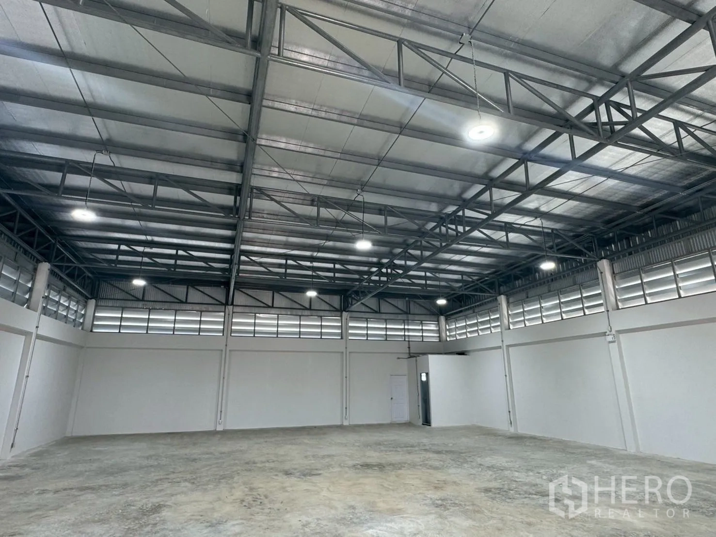 Warehouse for rent or sale in Nong Chok, Bangkok - Spacious clear-span warehouse interior with polished concrete floor, high ceiling and LED high-bay lights.