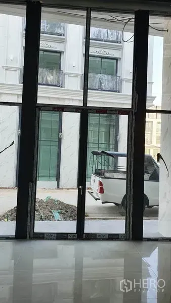 带办公室的家 出租在Suan Luang, Bangkok - 从室内透过落地窗望向街道与对面楼。