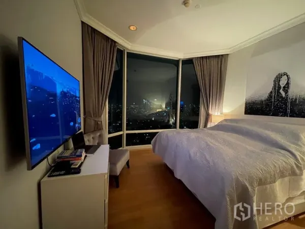 公寓 出售在Watthana, Bangkok - 转角卧室配落地窗，尽览夜景天际线