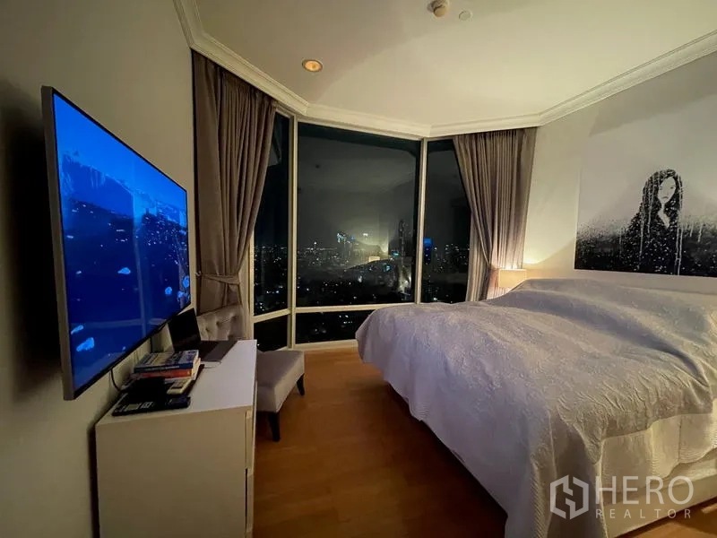 公寓 出售在Watthana, Bangkok - 转角卧室配落地窗，尽览夜景天际线